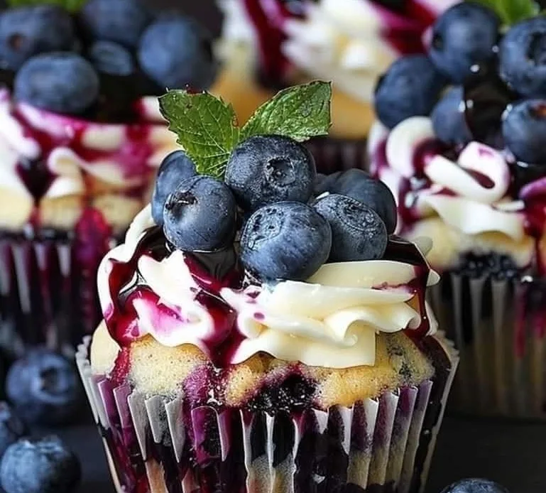 elegant-white-chocolate-blueberry-cheesecake