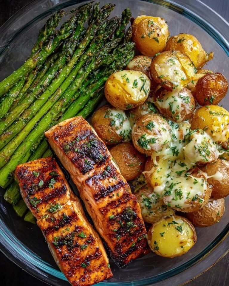 Juicy Seared Salmon with Crispy Potatoes and Baked Asparagus