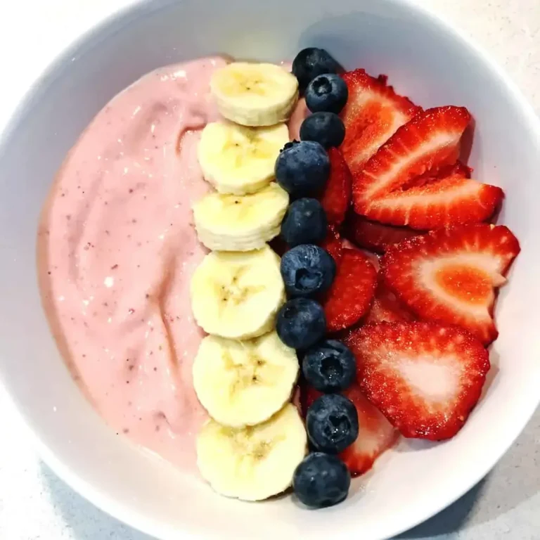 5-Minute Smoothie Bowl for One (with Greek Yogurt)